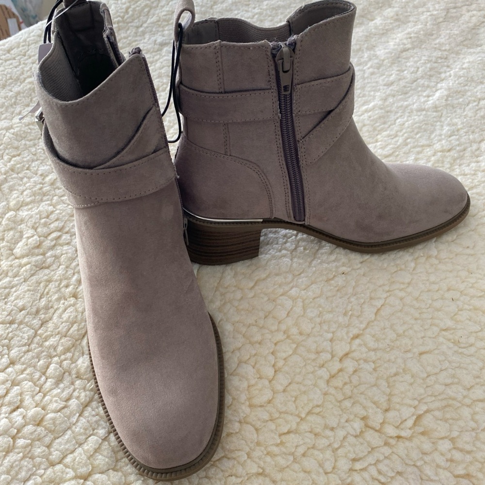 Liz Claiborne NWT Tan/Grey Ankle Booties with Block Heel Silver Zipper Size 6M